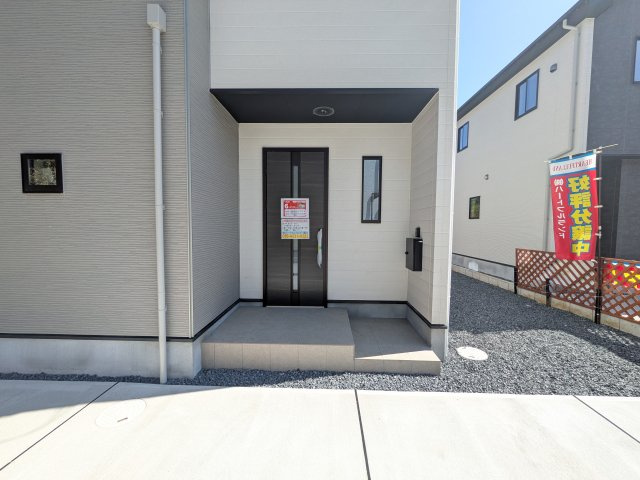 土浦市上高津2期　新築戸建て　6号棟の玄関|お洒落な玄関ドアと洗練された外壁デザイン。家の顔にふさわしい上質な佇まいで、ご家族やお客様を迎えます。