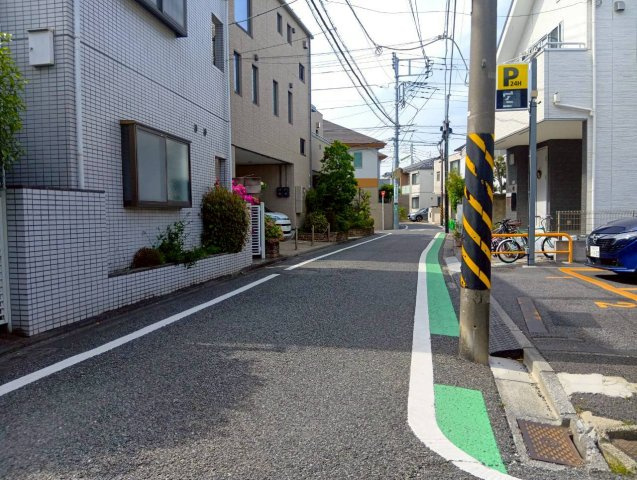 世田谷区経堂　建築条件なし売地の前面道路含む現地写真