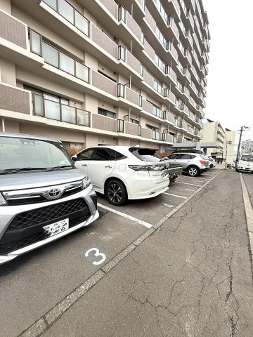 ロイヤルシャトー白石本通の駐車場