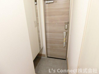 【玄関】 | Ｄ’ｒｏｏｍ八乙女中央Ｅ棟 | 背の高い下駄箱には鏡付きで身だしなみチェック。