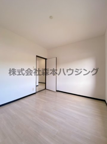 【洋室】 | 　私市ロイヤルマンション | 個人の部屋や寝室として使える洋室です