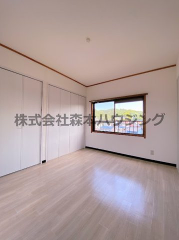 【寝室】 | 　私市ロイヤルマンション | 落ち着いて過ごせるお部屋なので、寝室にいかがでしょうか