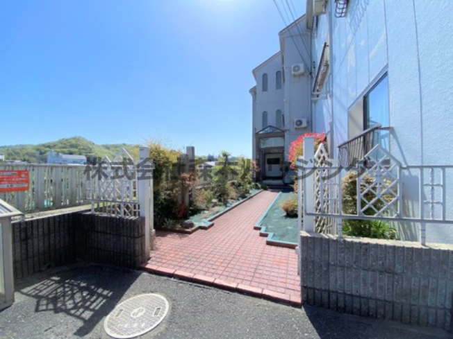 【エントランス】 | 　私市ロイヤルマンション | ゆとりのあるエントランスです