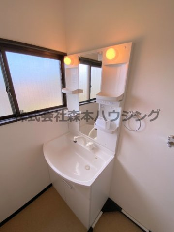 【独立洗面台】 | 　私市ロイヤルマンション | 朝の支度にも助かる、独立の洗髪洗面化粧台