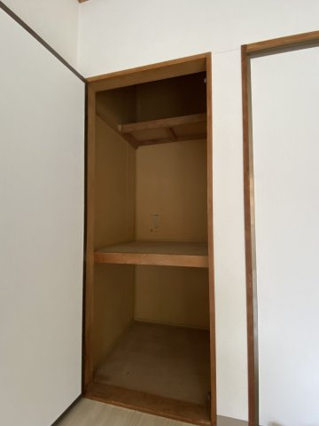 洋室６帖の半間分の押入です♪
