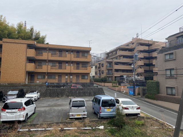 バルコニーからの眺望は前に高い建物が無く陽当り眺望良好です♪
