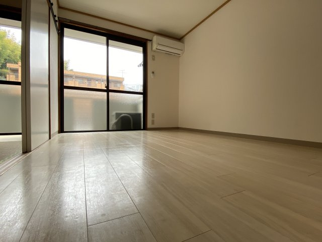南東向き陽当り良好の洋室６帖です。エアコンと押入付きです♪