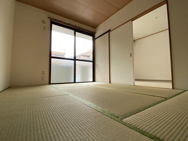 南東向き陽当り良好の和室６帖です。押入と防犯シャッター付き♪