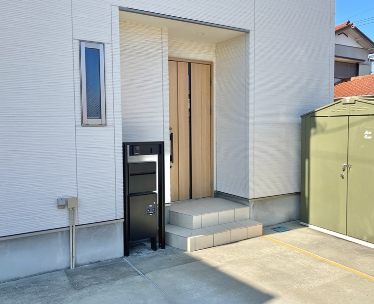 久木戸建のエントランス|落ち着いたエントランスです