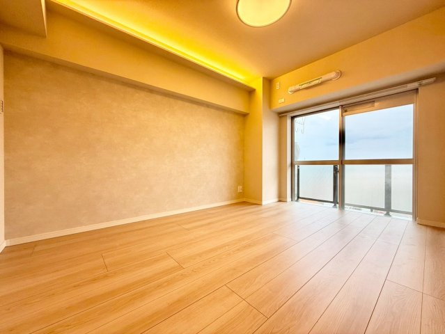 八幡山ビューグリーンの洋室|大きな窓からたっぷりと陽光が注がれる明るい居室。一日の疲れを癒し、時を忘れて過ごせる空間です！

現地ご見学希望・資料請求などお気軽にお問い合わせ下さい！
03-5990-5201