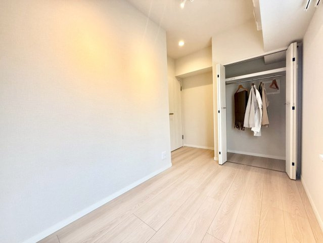 八幡山ビューグリーンの洋室|白を基調とした室内は、明るい空間を造り出すだけでなく、清潔感をもたらしてくれます。

現地ご見学希望・資料請求などお気軽にお問い合わせ下さい！
03-5990-5201
