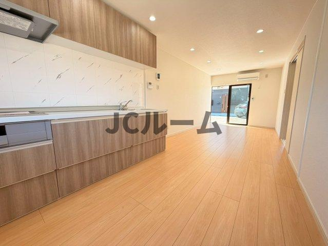 柏崎市松波３丁目のアパートの居間・リビング