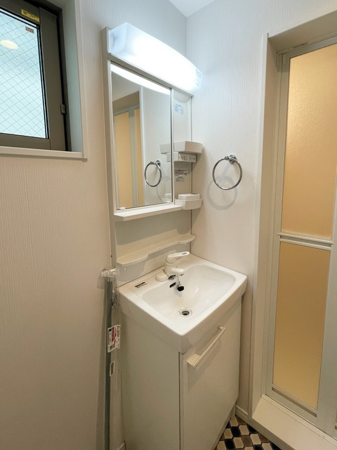 板橋区幸町のアパートの独立洗面台