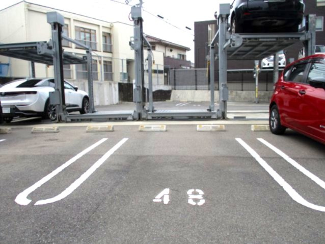 グランドパレス一枝東棟（C-12）の駐車場