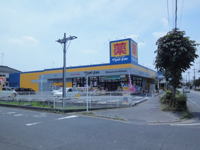 【周辺】 | ジュリア | マツモトキヨシドラッグストア草加稲荷町店まで911ｍ