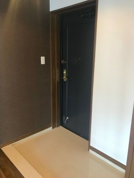 Y's BLDG(ワイズビルディング)の玄関