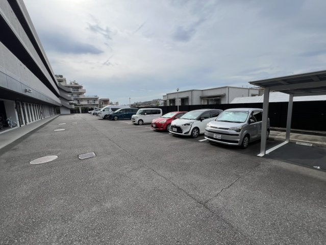 クレストヒルズ東山の駐車場