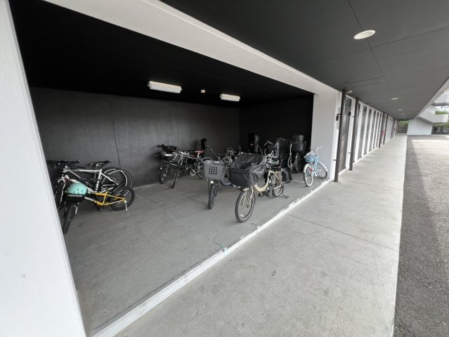クレストヒルズ東山の駐車場