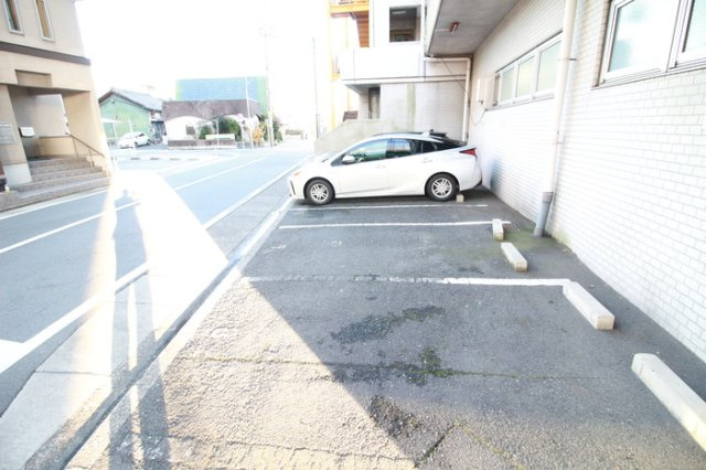 コスモハイム七番町の駐車場
