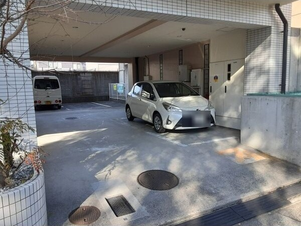 ハウザー高畑の駐車場