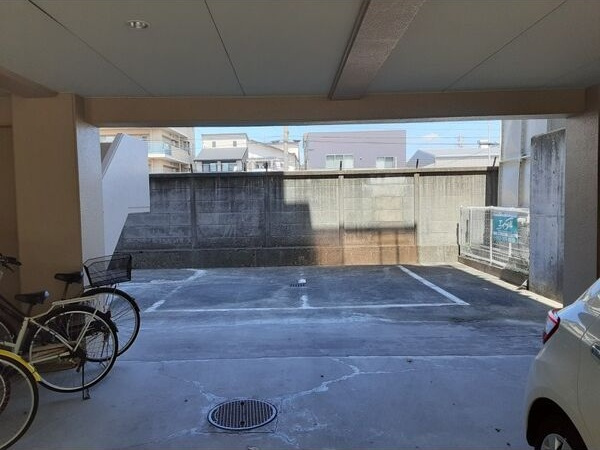 ハウザー高畑の駐車場