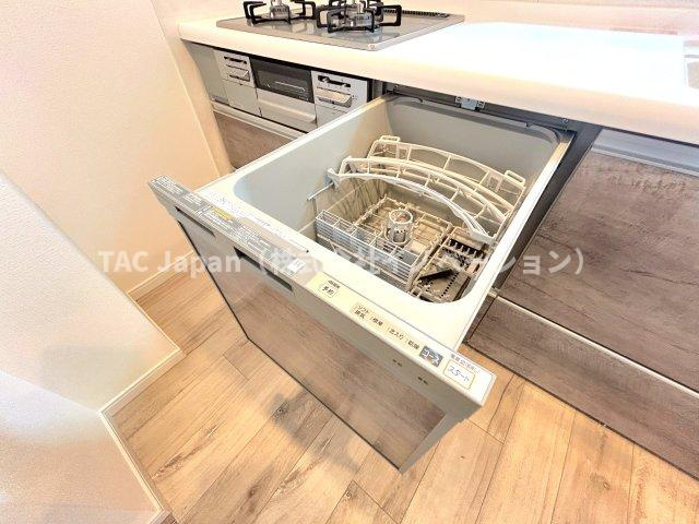 スパシエリーヴァ浅草のキッチン|「ビルトインタイプ食器洗乾燥機」通常の手洗いでは使用出来ないほど高温のお湯や高圧水流を使うことにより汚れを効果的に落とすことができる。殺菌効果が非常に高く哺乳瓶などを使う家庭で需要が高く大変便利。
