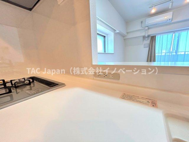 スパシエリーヴァ浅草のキッチン|キッチンの作業台にはコンセントがあります。
電動の調理器具を使っての作業時、非常に便利なだけでなく、スマホを充電しながらお料理などでも活躍しそうですね。