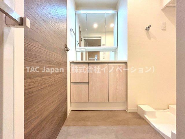 スパシエリーヴァ浅草の独立洗面台|【パウダールーム】
三面鏡タイプの洗面化粧台を採用し、キャビネット収納はぎっしり色々な物を収納でき下部収納もございます。シャワーヘッドタイプを採用しておりますのでお掃除など楽々できます。
