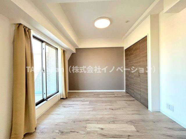 スパシエリーヴァ浅草の洋室|～Bed room～
バルコニーから陽当たりが差し込みますので、日中は電気など必要ない明るさとなっております。