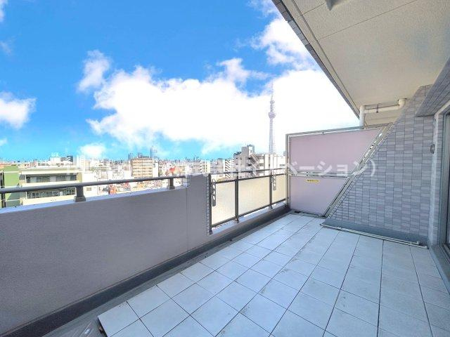 スパシエリーヴァ浅草のバルコニー|～Balcony～
気持ちの良い風を感じながら、眺望を楽しめるプライベートバルコニー。心が癒され、明日への活力が湧いてきます。