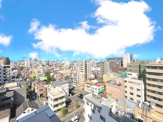 スパシエリーヴァ浅草の展望|～Balcony～
お洗濯物が思いっきり干せる陽あたり良好の奥行きのある真南に面したワイドバルコニー。前面に建物もないので風通し、眺望も抜群です。