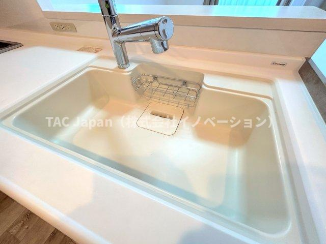 スパシエリーヴァ浅草のキッチン|天板とシンクが同じ素材の為、つなぎ目がなく汚れにくい造りになっております。