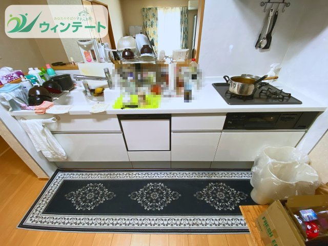 龍ケ崎市白羽　中古戸建のキッチン|開放的な対面キッチンは、リビングにいる家族との距離を近づけてくれます。毎日の家事が楽しくなる空間です。
