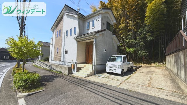 龍ケ崎市白羽　中古戸建の前面道路含む現地写真|見通しの良い前面道路で、お子様の通学も安心。閑静な住宅街に位置する好立地です♪