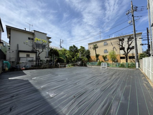 【外観】 | 隣接する建物との距離が保たれており、圧迫感の少ない住環境です。目黒区上目黒4丁目のアドレスは、日々の買い物や休日のお出かけにも便利なエリア。利便性と静穏さを兼ね備えた、バランスの良い立地が魅力です。
