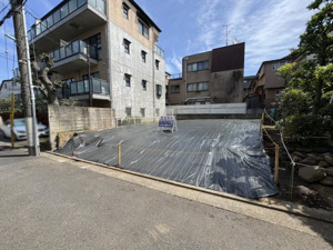 【外観】 | 敷地内からは空が広く見渡せ、心地よい光を感じられます。周辺には高い建物が少なくプライバシーを保ちながら開放的な住空間を実現可能です。都心の利便性を享受しつつ静かな住環境でゆとりある時間を満喫できます。