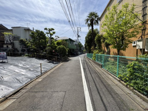 【前面道路含む現地写真】 | 隣地との境界には緑が広がり、季節の移ろいを感じながら過ごせる環境です。敷地面積は約22.74坪の2区画。建築条件付き土地のため、ご家族の理想を形にする住まいづくりをここからスタートできます。
2026