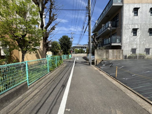 【前面道路含む現地写真】 | 東横線「祐天寺」駅まで徒歩9分の立地。北西側約4.5mの公道に接した開放感のある敷地です。防草シートで丁寧に管理されており、建築までのプロセスもスムーズ。新しい生活の舞台にふさわしい整った環境です。
