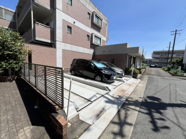 コーポラスヤスイの駐車場