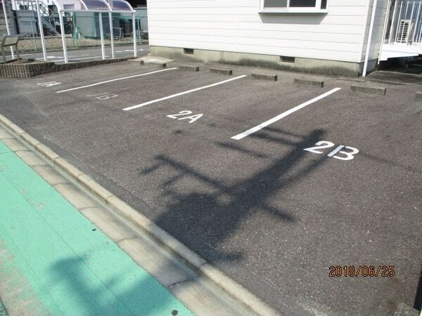 ルシエール八神の駐車場