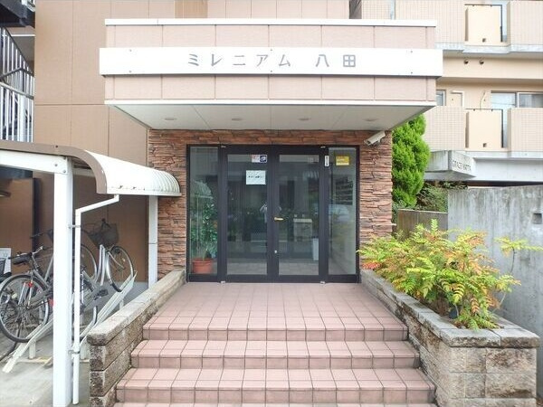 ミレニアム八田のエントランス
