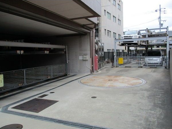 サムティイースト白壁の駐車場