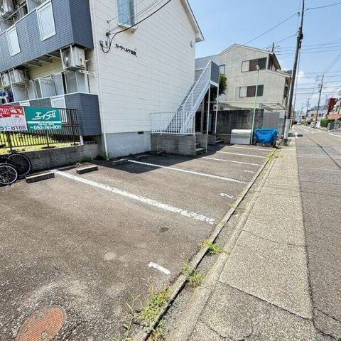 カーサベルデ松栄の駐車場