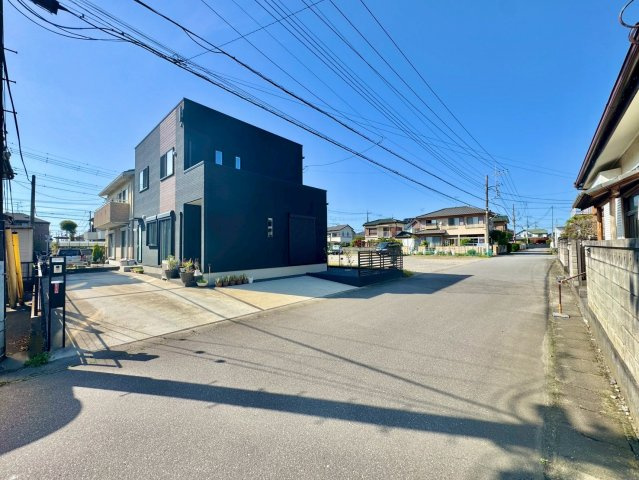 【長期優良オール電化】常総市水海道山田町中古戸建(タマホーム)の前面道路含む現地写真