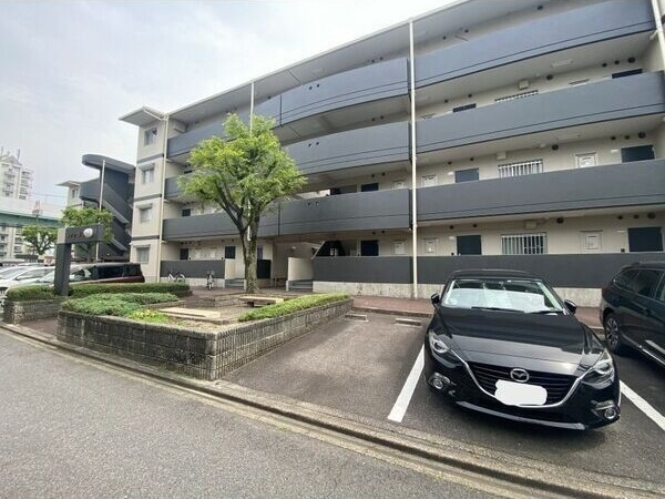 メゾン浪打の駐車場