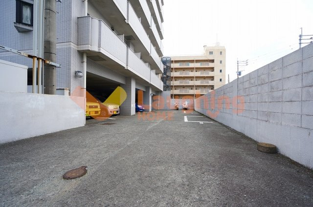 メゾンド・プレサージュの駐車場|車をお持ちの方に嬉しい駐車場付きの物件です