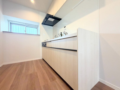 【キッチン】 | 野庭団地604-4号棟　Renovation物件/南西向きで陽当良好/周辺にお買い物施設充実/サンルームあり | ◆ご家族みんなで調理ができる位のスペースを実現したキッチン空間となっております。みんなで作った料理を召し上がりながらの会話は、どのような物になるのでしょうか。