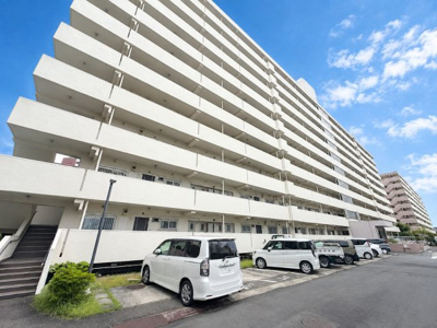 【外観】 | 野庭団地604-4号棟　Renovation物件/南西向きで陽当良好/周辺にお買い物施設充実/サンルームあり | ◆管理体制良好なマンションです。清潔感のあるエントランスに開放感のある住環境。