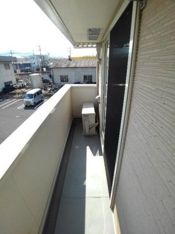 【バルコニー】 | リバーサイド　エアリーⅡ | 開放的で明るい空間を演出してくれるバルコニーです