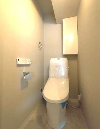ユニハイム高槻のトイレ|温水洗浄便座付きトイレです。